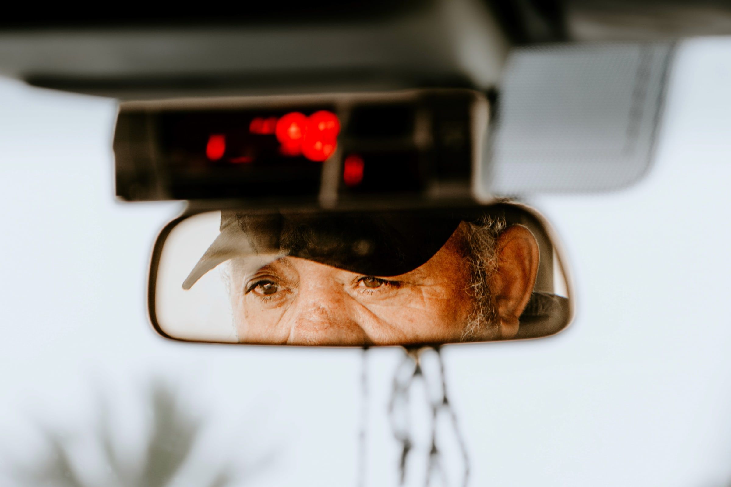Augen eines Fahrers im Rückspiegel eines Taxis