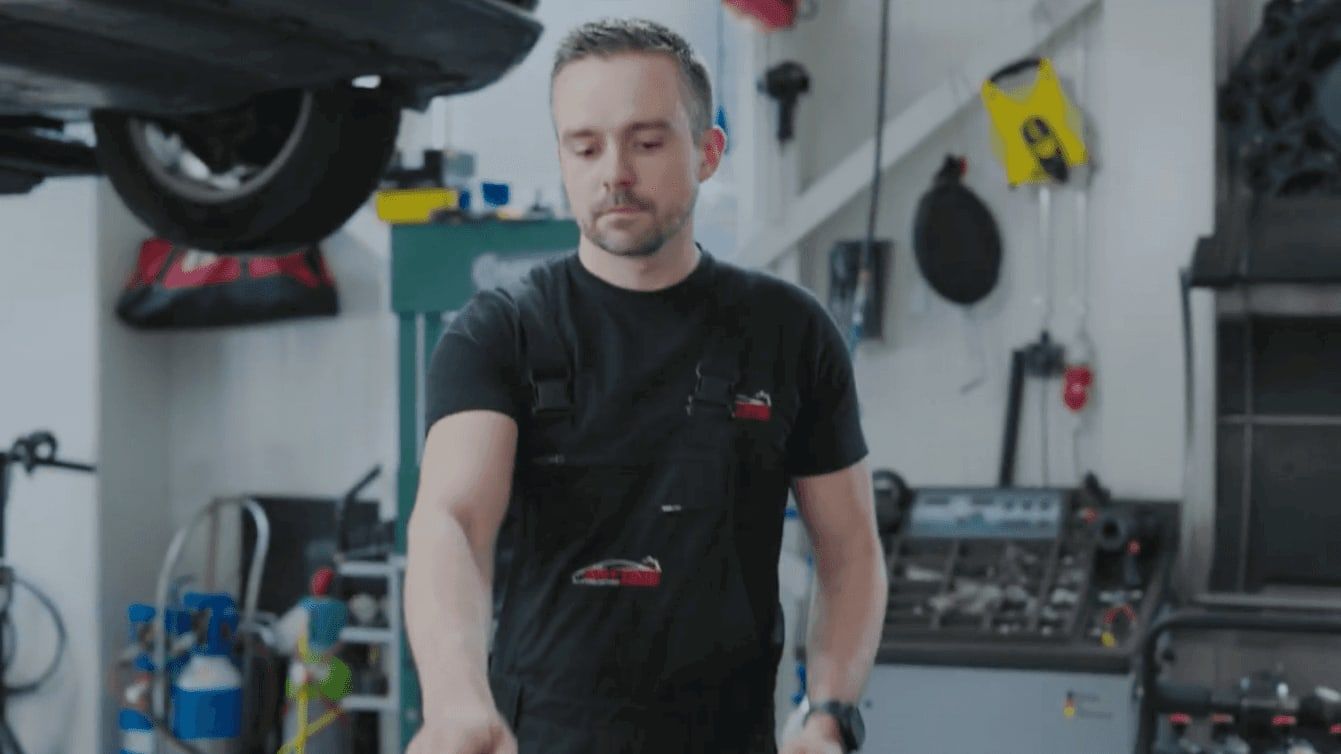 Mechaniker in einer Autowerkstatt, Standbild aus dem IPA-Film